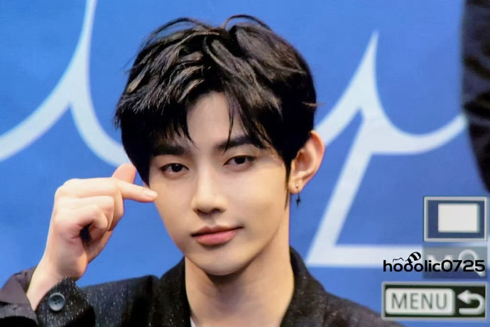 章昊線下簽售生圖/芒果體育